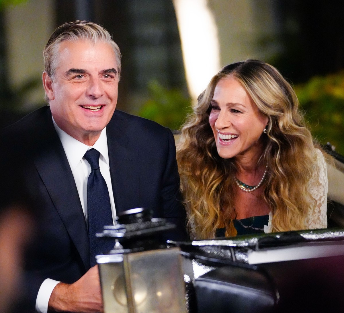 NEW YORK, NEW YORK - NOVEMBER 07: Chris Noth and Sarah Jessica Parker on location for 'And Just Like That' on November 07, 2021 in New York City. (Photo by Gotham/GC Images)