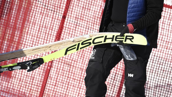 Auch Kryenbühls Ski überstand den Aufprall nicht unbeschädigt. 