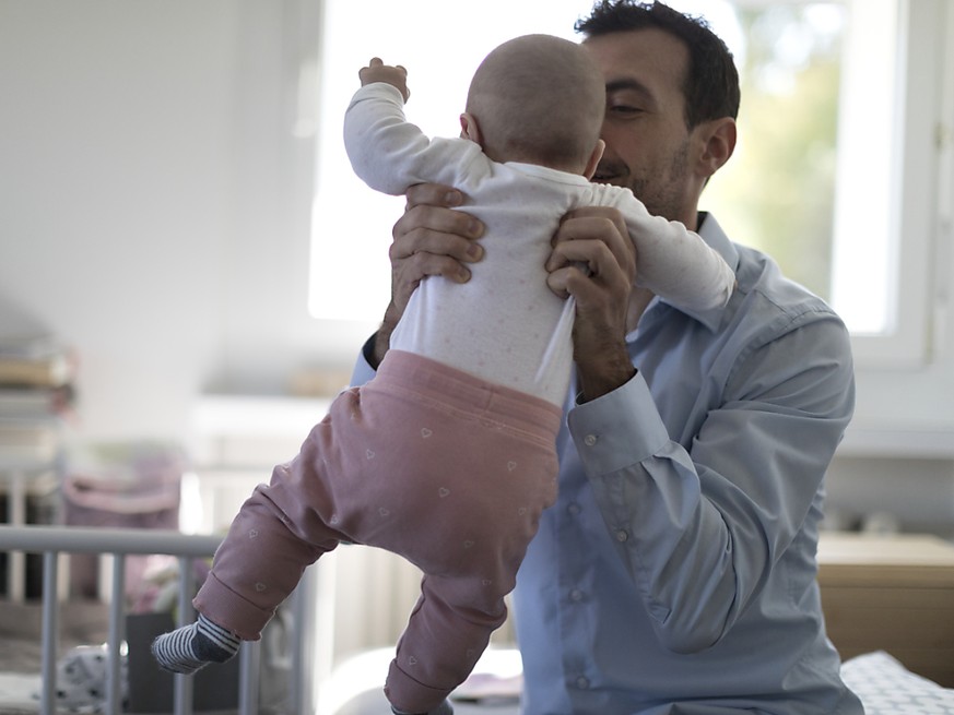 Mehr Zeit mit dem Papa: Der Detailhandelskonzern Manor gewährt frischgebackenen Vätern neu drei Wochen Vaterschaftsurlaub. (Symbolbild)