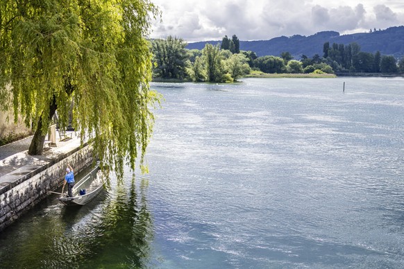 Ein Pontonier faehrt mit einem Schiff auf dem Fluss Rhein, aufgenommen am Dienstag, 28. Mai 2024 in Stein am Rhein. Die Stimmbevoelkerung von Stein am Rhein stimmt am 9. Juni ueber einen Verpflichtung ...