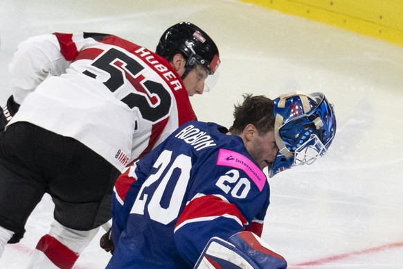 <p>Der britische Goalie Mat Robson hat Schwierigkeiten mit seiner Maske.</p>