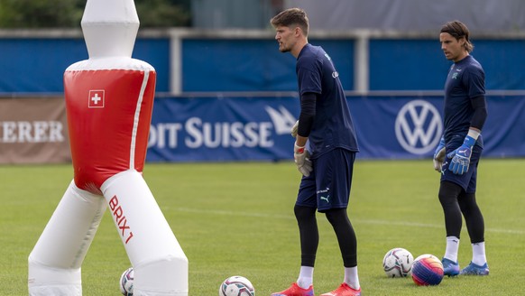 Die Torhueter Gregor Kobel, links, und Yann Sommer, rechts, beim Training der Schweizer Fussballnationalmannschaft in Basel, am Dienstag, 31. August 2021. (KEYSTONE/Georgios Kefalas)