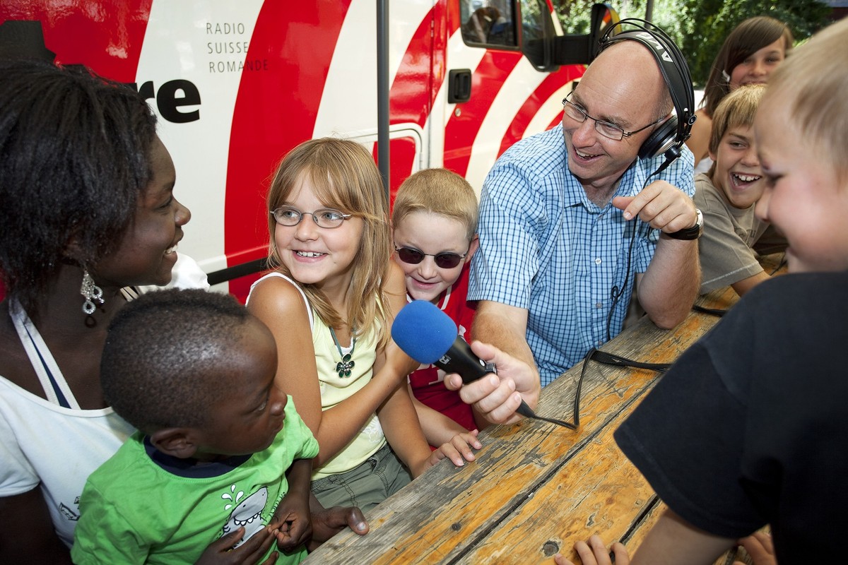 Avec: Jean-Marc Richard avec les enfants (Rapha`l, Elisabeth, Chancelvie, Eva, Alexis, David, Joan, Nathan, Evan, Sandrine, Leroy, Francesco, Laure, Alan), dans l'émission "Les Zèbres", ...