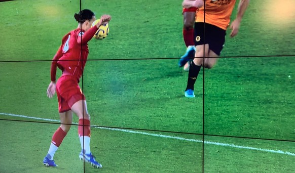 Van Dijks Handspiel vor dem weiten Ball auf Lallana.