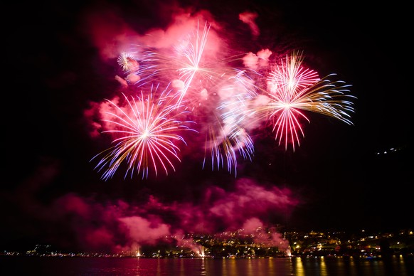Feuerwerk zum Nationalfeiertag der Schweiz, fotografiert am Sonntag, 31. Juli 2016 in Biel. (KEYSTONE/Manuel Lopez)