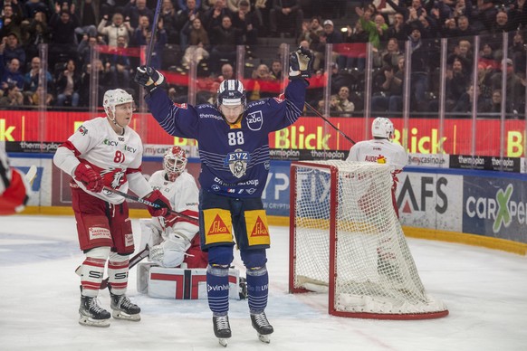 Sven Senteler, mitte, von Zug feiert das Tor zum 3:0 beim Eishockey Meisterschaftsspiel der National League zwischen dem EV Zug und dem Lausanne HC am Mittwoch, 4. Januar 2023 in Zug. (KEYSTONE/Urs Fl ...