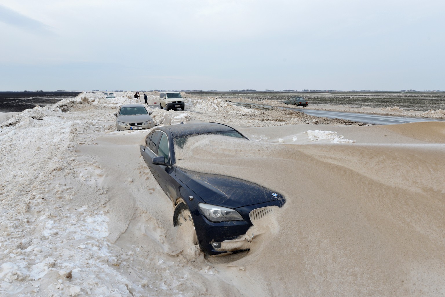Nördlich von Backa Topola, Serbien, sorgte die Kombination aus Schnee und Wind für ein Chaos auf den Strassen.