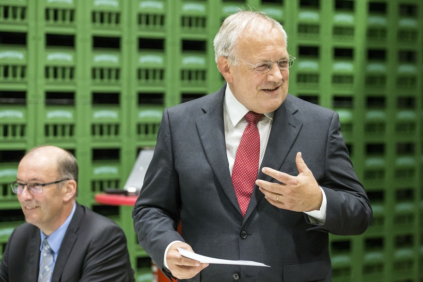 Markus Ritter, Nationalrat und Bauernverbandspraesident, Bundesrat Johann Schneider-Ammann, von links, waehrend dem Medienanlass &quot;Ja zur Ernaehrungssicherheit - Ja zu Arbeitsplaetzen im laendlich ...