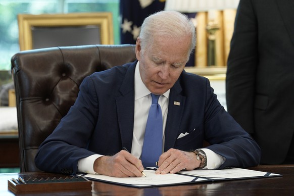 epa09936732 US President Joe Biden signs the Ukraine Lend-Lease Act in the Oval Office of the White House in Washington, DC, USA, on 09 May 2022. EPA/Yuri Gripas / POOL