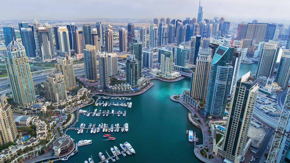 Platz 16: Dubai, Vereinigte Arabische Emirate
https://www.shutterstock.com/de/image-photo/view-on-dubai-marina-skyscrapers-most-409925923?src=TVTIMYzwdlIsT8mxYI13PA-1-22