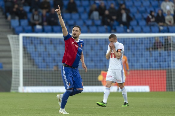 Basels Zdravko Kuzmanovic, links, jubelt nach seinem Elmetertor waehrend Luzerns Christian Schneuwly, rechts, sein Gesicht verdeckt, im Fussball Meisterschaftsspiel der Super League zwischen dem FC Ba ...