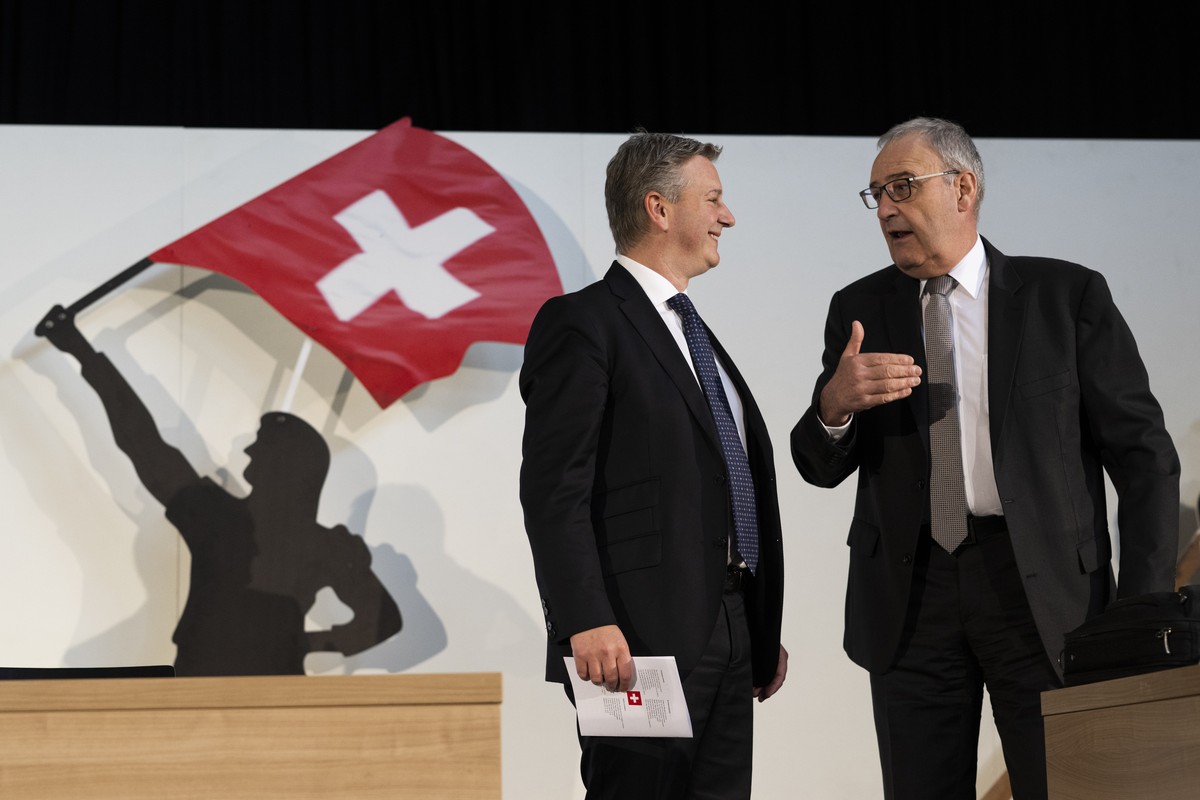 Parteipraesident Marco Chiesa, links, und Bundesrat Guy Parmelin, an der Delegiertenversammlung der SVP Schweiz, am Samstag, 9. April 2022, in der Stadthalle in Chur. (KEYSTONE/Gian Ehrenzeller)
