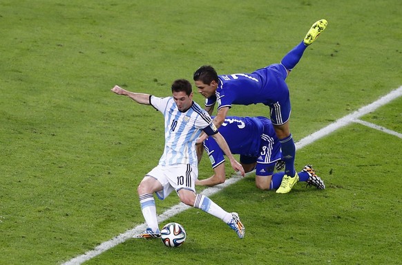 Lionel Messi war in der Gruppenphase für Argentinien die Lebensversicherung. Hier trifft er zum zwischenzeitlichen 2:0 gegen Bosnien. Bicakcic und Besic sind so verwirrt vom Dribbling des Gauchos, das ...