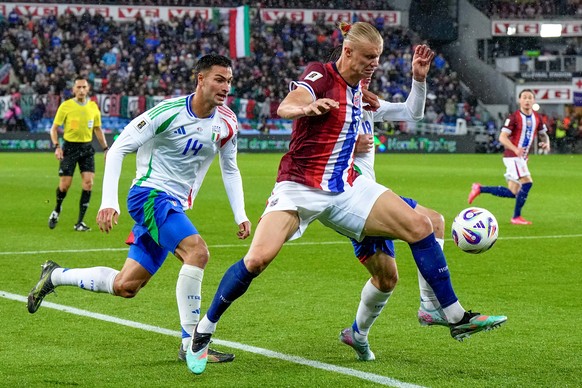 epa12161106 Norway's Erling Haaland in actioagainst Italy's Diego Coppola (left) and Nicolo Barella (right) during the FIFA World Cup 2026 qualifier match between Norway and Italy at Ullevaa ...