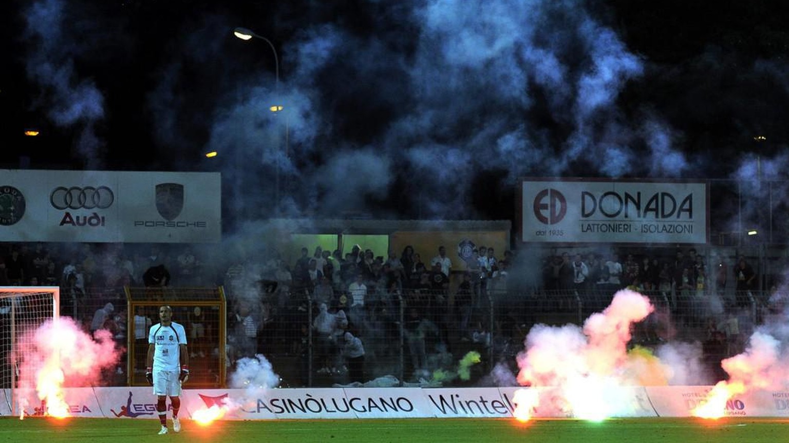 SCHWEIZ FUSSBALL LUGANO WOHLEN
Fans von Lugano werfen Leuchtpetarden auf das Spielfeld, am Samstag 21. Mai 2011, nach dem Fussball Challenge League Meisterschaftsspiel zwischen dem FC Lugano und FC Wo ...