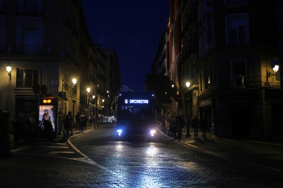 FILE - A bus drives in downtown Madrid during a major power outage, Monday, April 28, 2025. (AP Photo/Manu Fernandez, File)
Spain Blackout Report