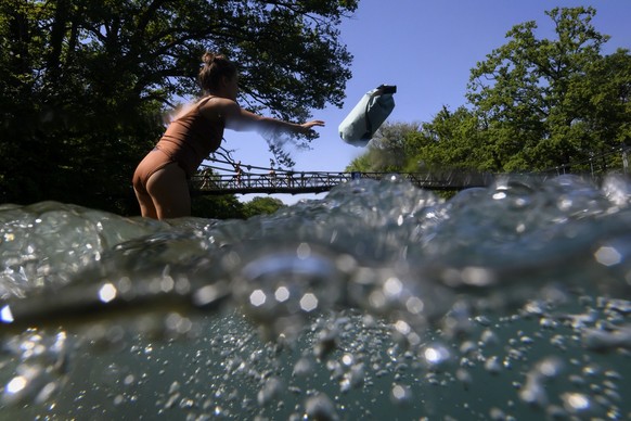 Eine Frau steigt in die Aare in Bern. Sonniges und heisses Wetter in der Schweiz. 19. Juli, 2022. (KEYSTONE/Anthony Anex)