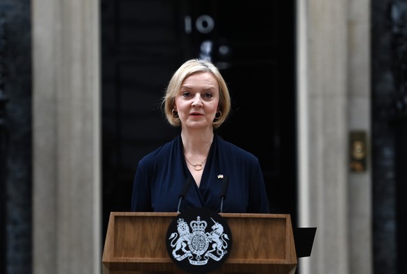 epaselect epa10254381 British Prime Minister Liz Truss delivers a resignation statement outside 10 Downing Street in London, Britain, 20 October 2022. Truss gave in to increasing calls for her to resi ...
