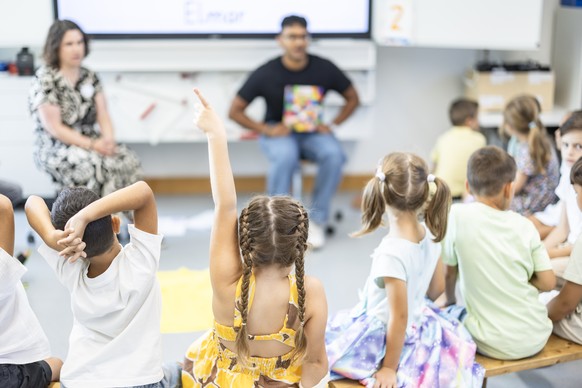 KEYPIX - Kinder der ersten Klasse am ersten Schultag in der Schule Chruezaecher in Regensdorf, aufgenommen am Montag, 18. August 2025 in Regensdorf. (KEYSTONE/Michael Buholzer)