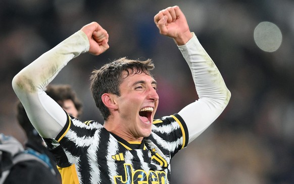 epa10946141 Juventus&#039; Andrea Cambiaso celebrates after the Italian Serie A soccer match between Juventus FC and Hellas Verona FC, in Turin, Italy, 28 October 2023. EPA/ALESSANDRO DI MARCO