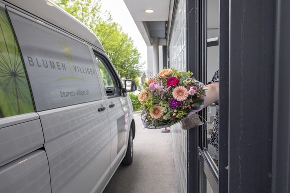 Marcel Villiger vom Blumengeschaeft Villiger in Hochdorf im Kanton Luzern liefert einen Uerraschungs Blumenstrauss an ein Altersheim, am Freitag, 8. Mai 2020. Im Blumengeschaeft Villiger und beim Lief ...