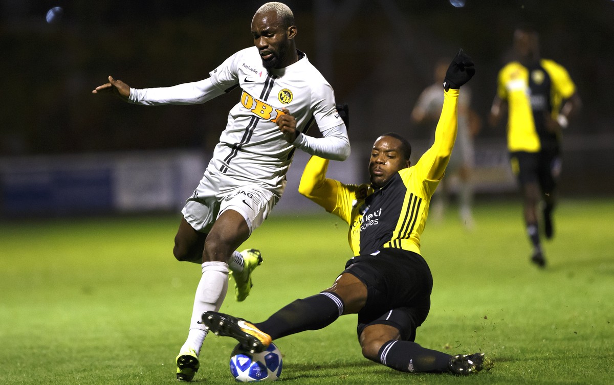 Young Boys' midfielder Nicolas Moumi, left, fights for the ball with Stade Nyonnais' defender Daniel Titie, right, during the Swiss Cup Round of 16 between FC Stade Nyonnais and BSC Young Bo ...