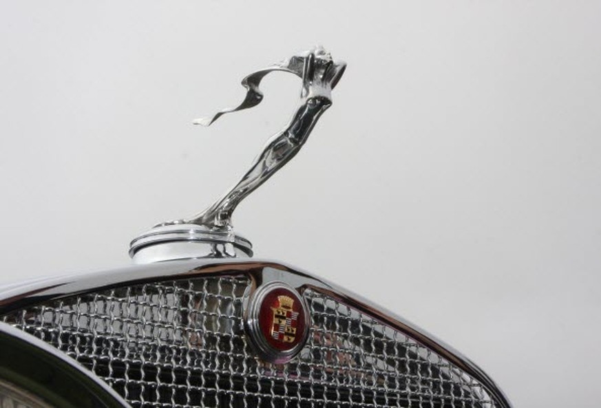 kühlerfiguren art deco retro history motor auto 
https://www.motor1.com/news/71274/art-in-motion-the-worlds-most-elegant-radiator-mascots/