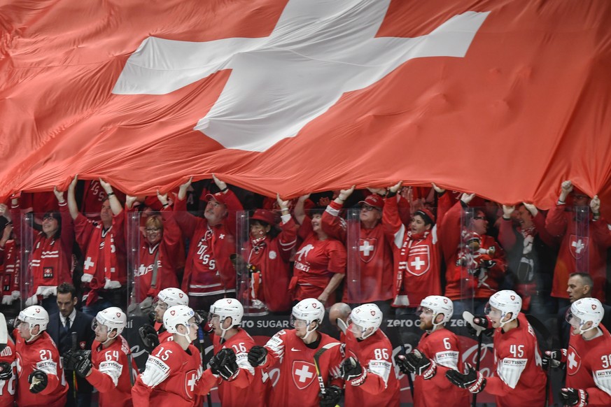 epa07562146 Gregory Hofmann (4-L) of Switzerland celebrates with teammates after scoring a goal during the IIHF World Championship group B ice hockey match between Switzerland and Italy at the Ondrej ...