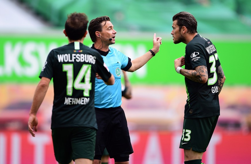 epa08454432 Wolfsburg players Admir Mehmedi (L) and Daniel Ginczek (R) argue with referee Guido Winkmann (C) during the German Bundesliga soccer match between VfL Wolfsburg and Eintracht Frankfurt in  ...