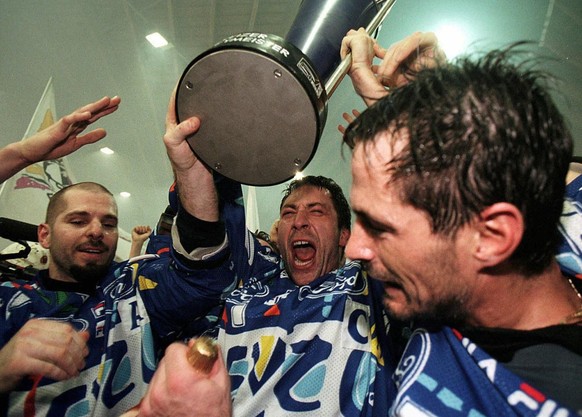 Jubel bei Meister Zug mit Captain Andre Roetheli mit dem Pokal (Mitte) flankiert von Dino Kessler und Misko Antisin (rechts). (KEYSTONE/ARNO BALZARINI)