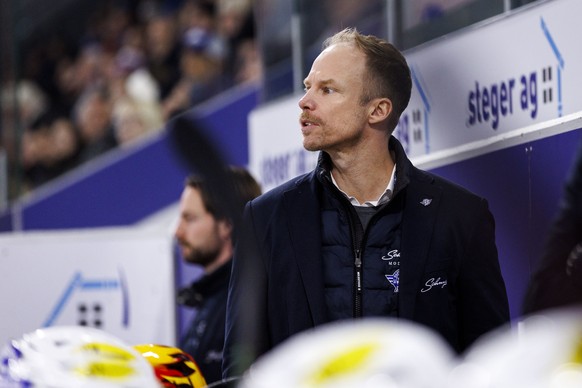 SC Rapperswil-Jona Lakers Cheftrainer Johan Lundskog waehrend dem Qualifikationsspiel der Eishockey-Meisterschaft der National League zwischen den Teams EHC Kloten und SC Rapperswil-Jona Lakers am Fre ...
