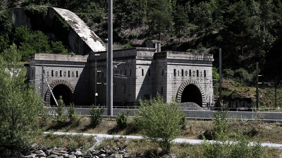 Simplontunnel Einfahrt in Brig (Wallis) Schweiz
https://de.wikipedia.org/wiki/Datei:Simplontunnel_01.jpg