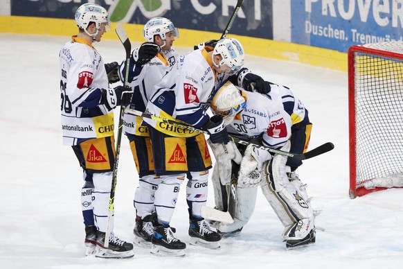 Zugs Spieler jubeln nach Spielende mit ihrem Torhueter Leonardo Genoni, im Eishockey Meisterschaftsspiel der National League zwischen dem SC Bern und dem EV Zug, am Freitag, 26. Februar 2021 in der Po ...