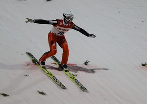 Simon Ammann steigert sich und landet auf Platz 14.