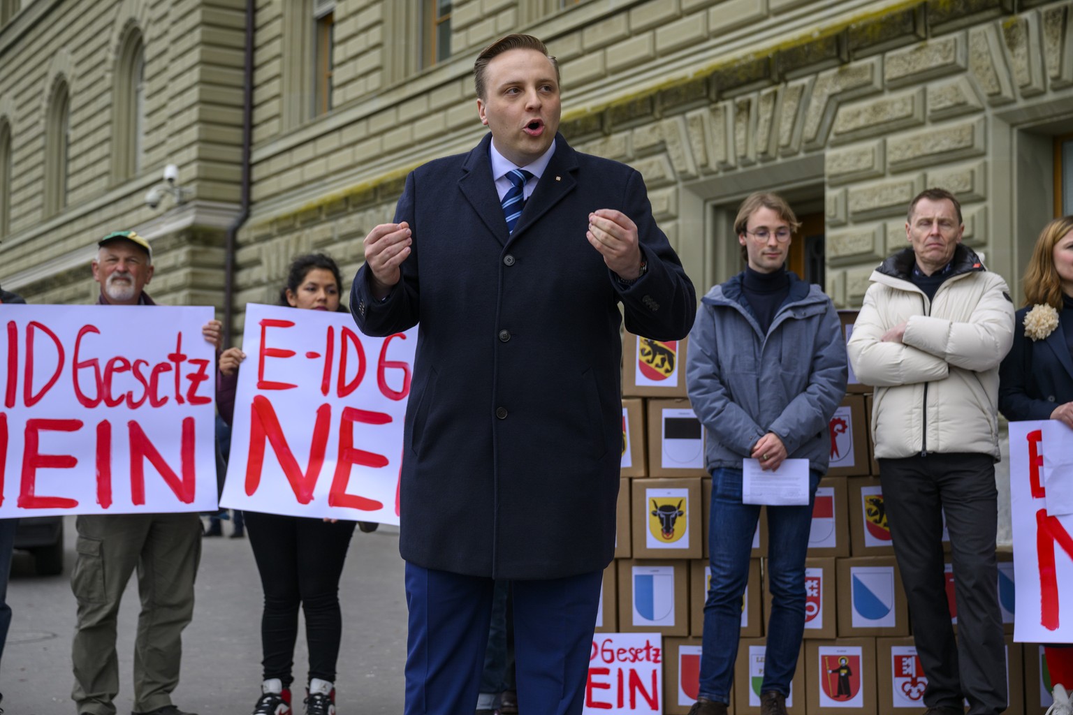 Nils Fiechter, Praesident Junge SVP-BE spricht alnlaesslich der Einreichung des Referendums gegen das unsichere E-ID-Gesetz, fotografiert am Donnerstag, 17. April 2025 in Bern. (KEYSTONE/Christian Beu ...