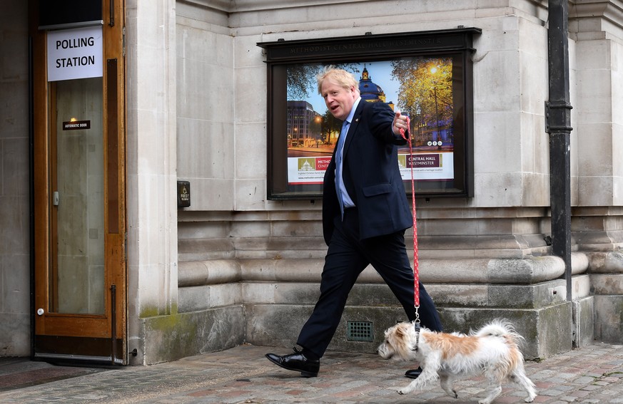epaselect epa09927636 British Prime Minister Boris Johnson arrives at a polling station with his dog Dilyn to vote during local elections in Westminster, London, Britain, 05 May 2022. Local elections  ...