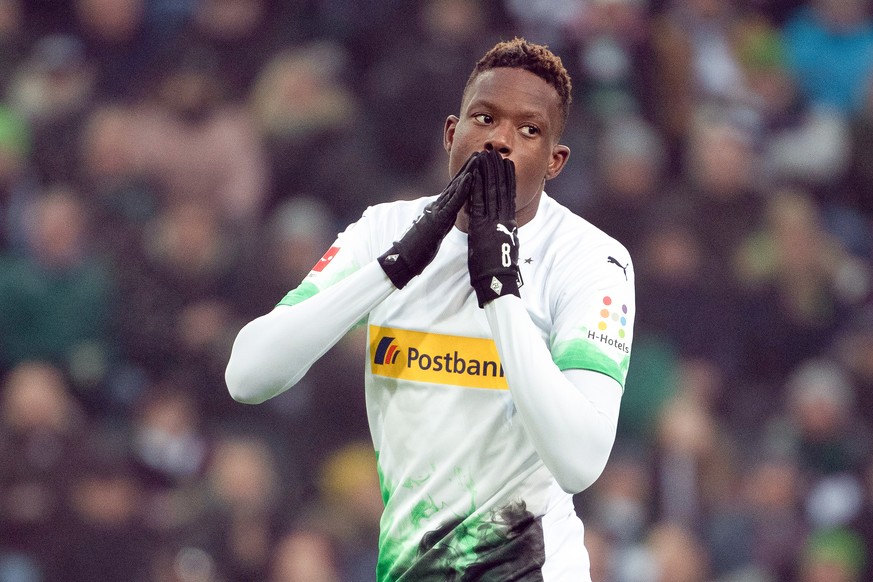 ARCHIV - 25.01.2020, Nordrhein-Westfalen, M�nchengladbach: Fu�ball: Bundesliga, Borussia M�nchengladbach - FSV Mainz 05, 19. Spieltag im Borussia-Park. Der Gladbacher Denis Zakaria h�lt nach einer ver ...