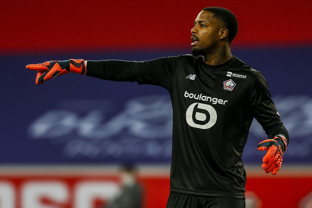 Lille's goalkeeper Mike Maignan gestures during the French League One soccer match between Lille and Brest at the Stade Pierre Mauroy stadium in Villeneuve d'Ascq, northern France, Sunday, F ...