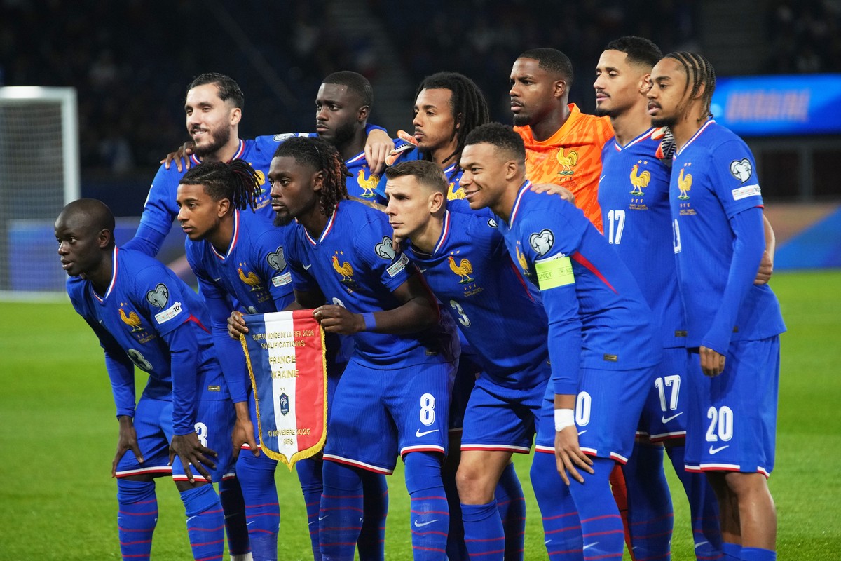 Players on the French national team pose for a photo ahead of a World Cup 2026 group D qualifying soccer match between France and Ukraine in Paris, Thursday, Nov. 13, 2025. (AP Photo/Christophe Ena)
F ...