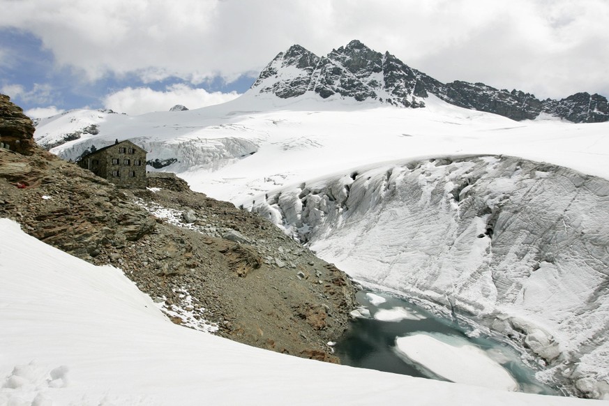 Die Mutthornhuette am Dienstag, 14. August 2007 bei Kandersteg. (KEYSTONE/Peter Klaunzer)