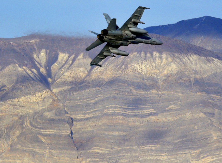 Ein US-Kampfjet des Typs F/A-18D Hornet bei einem Flug am westlichen Rand des Death Valley Nationalparks. (Archivbild)