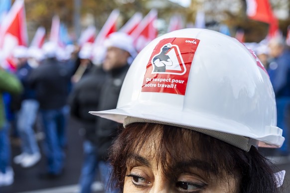 KEYPIX - Plus d&#039;un millier d&#039;ouvriers du batiment defilent dans les rues de la ville pour denoncer leurs conditions de travail et reclamer une nouvelle convention nationale, lors de la premi ...