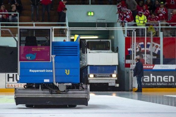 In der Pause nach dem ersten Drittel faellt die Eisreinigungsmaschine, links, wegen einem Defekt aus und muss durch die alte ersetz werden waehrend dem Eishockey-Meisterschaftsspiel der National Leagu ...