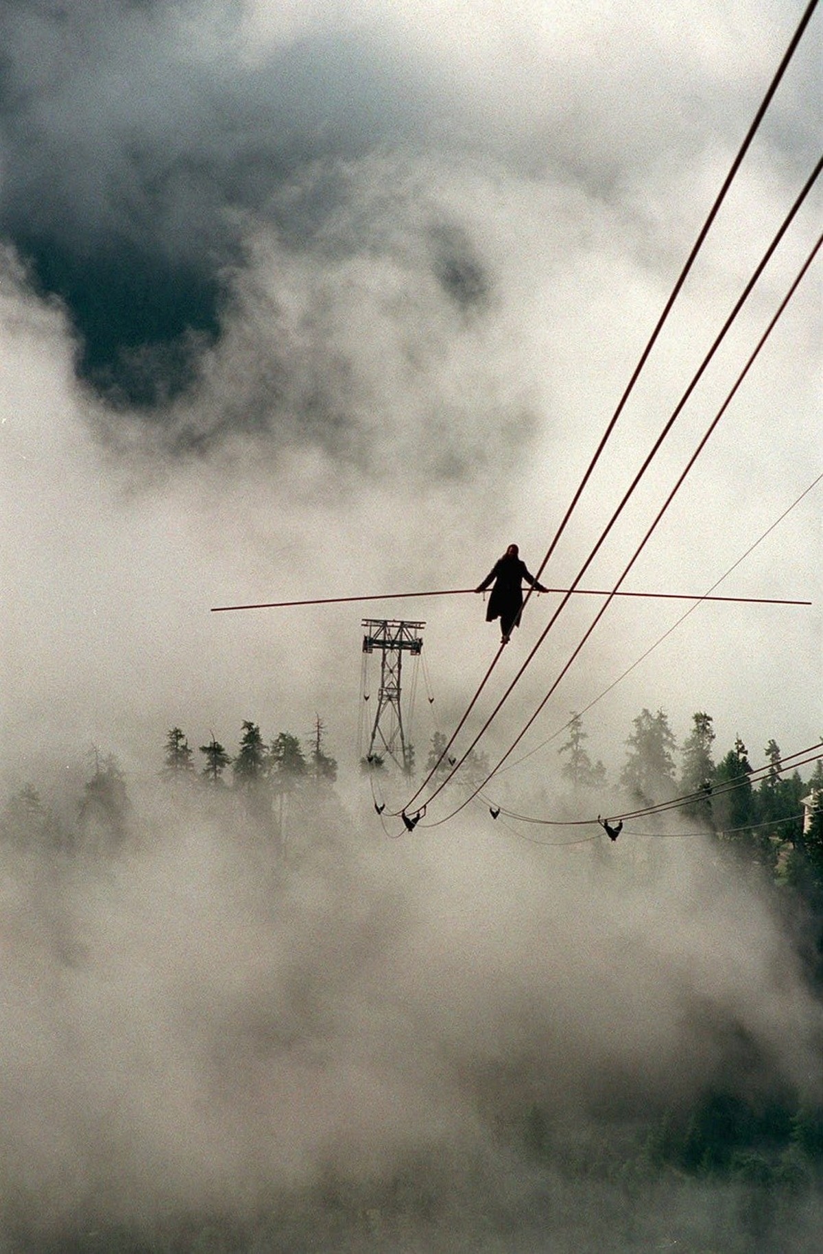 Der Hochseilartist Freddy Nock vom Cirkus Nock ist am Samstag 1. August 1998 734 Meter entlang eines Tragseils der Signalbahn in St. Moritz gelaufen. Fuer diese Strecke rund 72 Meter ueber Boden brauc ...
