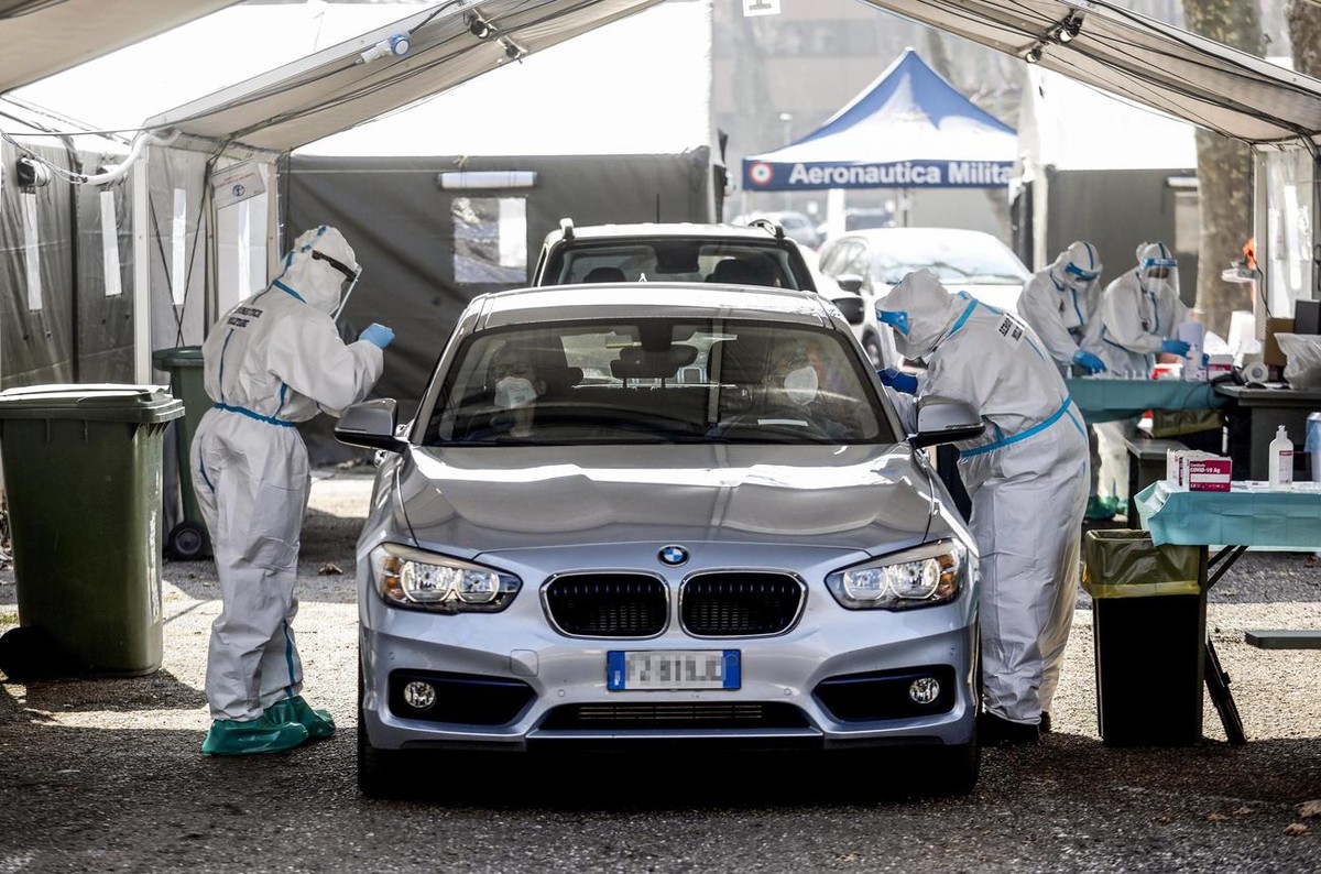 epa09071584 Queues for swab tests carried out to passengers departing from Linate airport, Milan, Italy, 13 March 2021. Italy is set to impose a new lockdown in most regions amid a sharp rise in coron ...