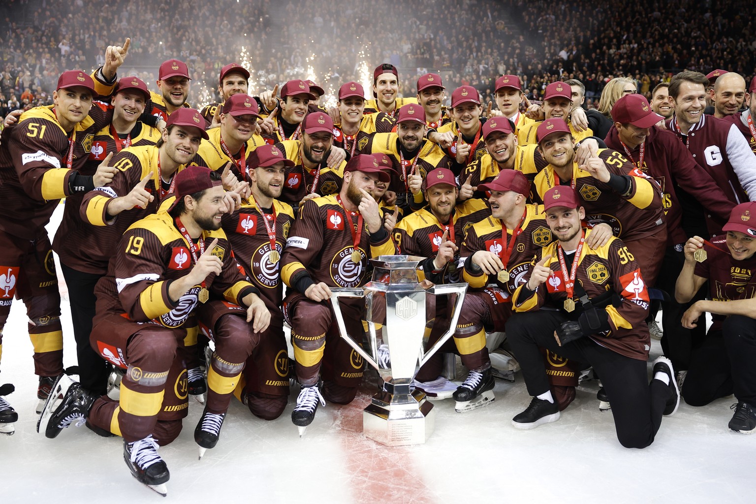 epa11168759 Geneve-Servette&#039;s players pose with the trophy after winning the Champions Hockey League Final game between Switzerland&#039;s Geneve-Servette HC and Sweden&#039;s Skelleftea AIK, at  ...