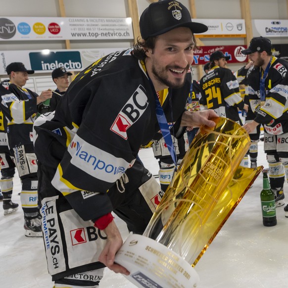 Ajoies Jonathan Hazen jubelt mit dem Pokal nach dem sechsten Eishockey Playoff-Finalspiel der Swiss League zwischen dem HC Ajoie und dem EHC Kloten, in der Raiffeisen Arena in Pruntrut, am Mittwoch, 2 ...
