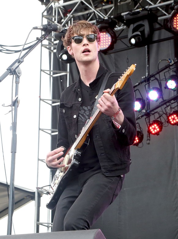 ... Rocker und Model Matthew Hitt zusammen sein.