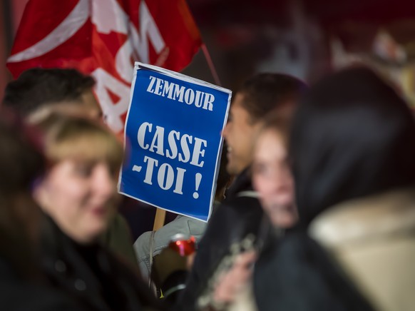 People participate in an anti-fascist demonstration and against the coming of the French polemicist Eric Zemmour in Geneva, Switzerland, Wednesday, November 24, 2021. (KEYSTONE/Martial Trezzini)