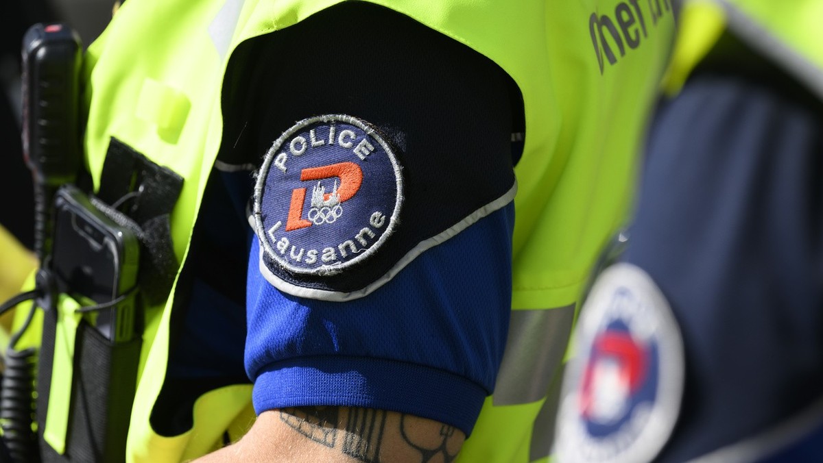 Le badge de la police lausannoise est photographie sur l'uniforme porte par un policier de la villle de Lausanne lors d'un exercice de secours dans le nouveau tunnel sous l'avenue d ...